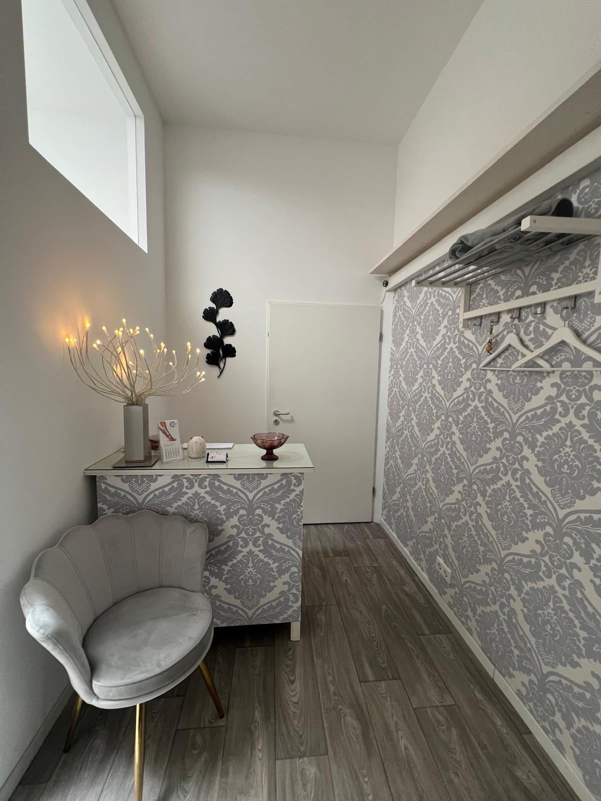 Empfangsbereich mit Garderobe